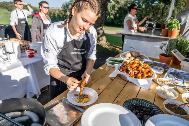 An den Genussständen konnte man sich in den Spielpausen mit regionalen Spezialitäten und edlen Getränken entlang des Golfplatzes stärken. | Foto: Vulkanlandhotel Legenstein/Julia Legenstein
