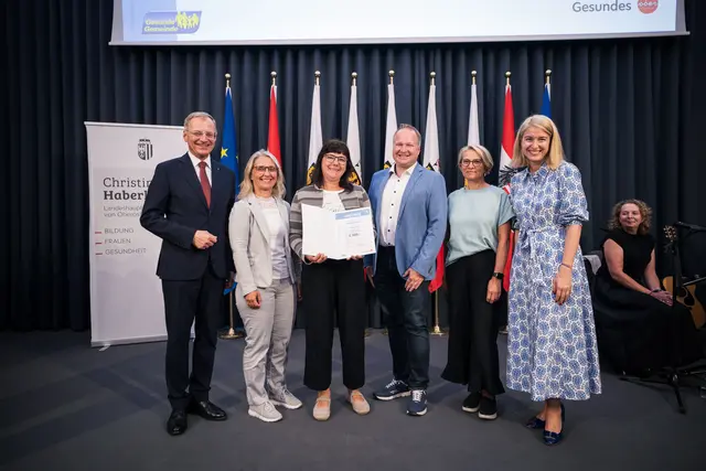Landeshauptmann Thomas Stelzer, Rosa Auböck, Ingrid Unterauer, Bürgermeister Martin Luger, Eva-Maria König (Regionalbetreuerin), Landeshauptmann-Stellvertreterin Christine Haberlander. | Foto: Max Mayrhofer/Land OÖ