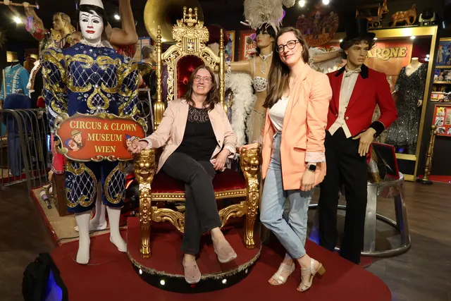Brigitte Neichl arbeitet mit Tochter Judith hart daran, alle Wiener Bezirksmuseen mit dem Audioguide zu bestücken und beglücken. | Foto: Patricia Hillinger/MeinBezirk