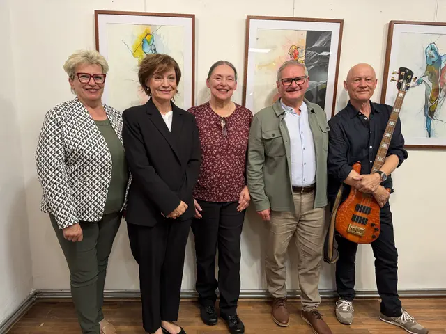 Kulturreferentin Christine Holzer, Brigitta Pusterhofer, Marion Mitterhammer, Bürgermeister Christian Sander und Willi Langer in der Galerie K. | Foto: Stadtgemeinde Kindberg
