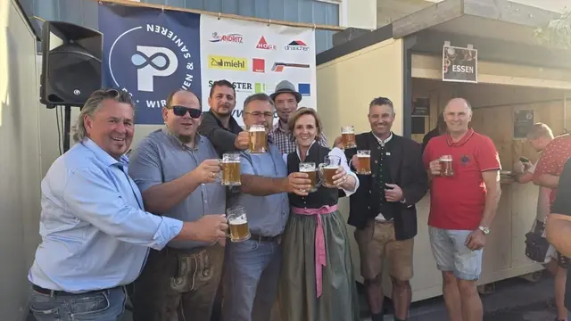 Beim Oktoberfest der P8 wurde gemeinsam gefeiert und auf einen gelungenen Abend angestoßen. | Foto: Hofegger
