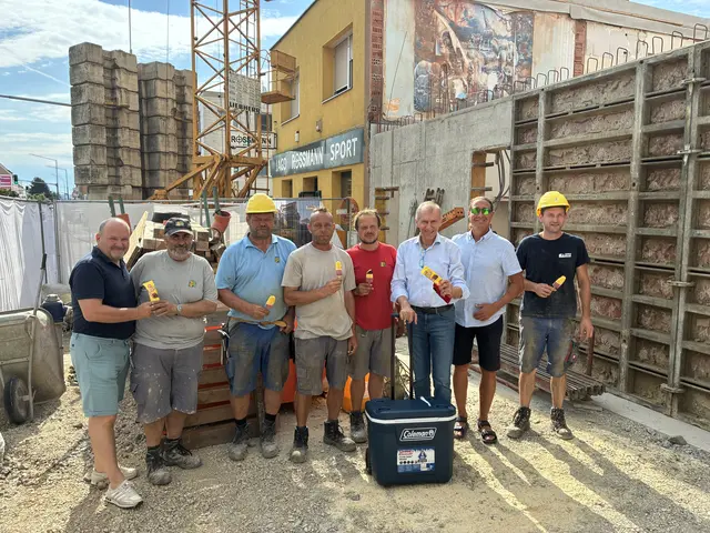 Acht Menschen auf einer Baustelle