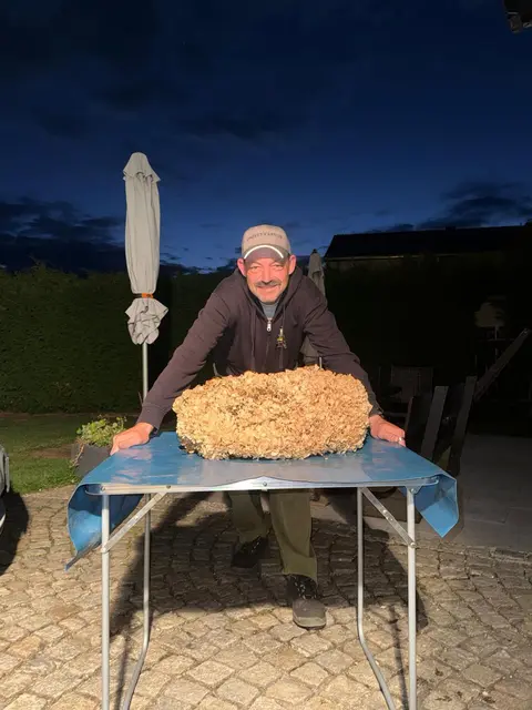 Thomas Mayr mit seinem Fund. Die Krause Glucke hat sechs Kilo gewogen.  | Foto: Mayr