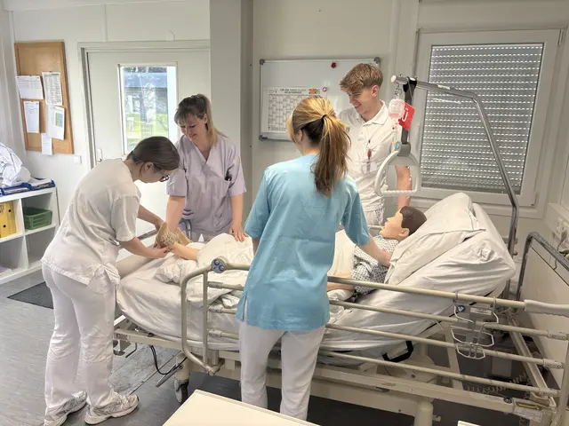Am LKH Weiz lernt das Trio seit einem Jahr alle wichtigen Handgriffe.  | Foto:  LKH Weiz