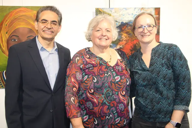 Kurator Davood Khazaie und Barbara Vorraber (Stadt Weiz) begrüßten Christina Hallof (m.), die extra aus Schweden angereist kam. | Foto: Josef Hofmüller