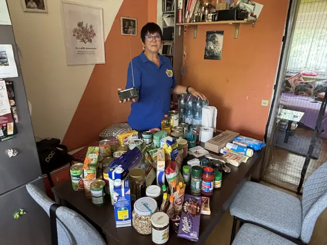 Zivilschutzverband-Bezirksleiterin Andrea Nossek zeigt, welche Vorräte man für einen möglichen Krisenfall zu Hause haben sollte. | Foto: Hirss