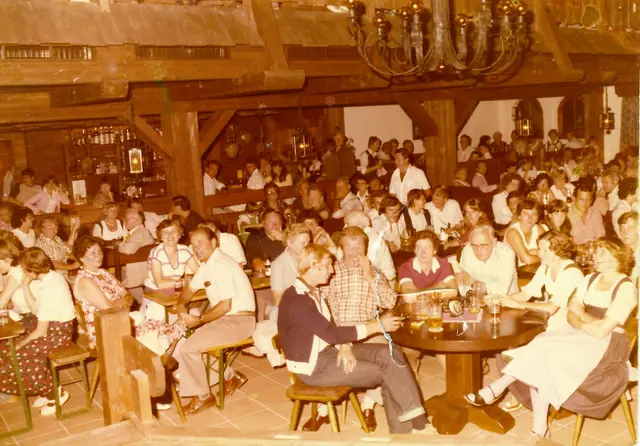 Volles Haus im Stieglerwirt in Stumm. Der Saal war regelmäßig zum Bersten voll. Die Familie Stiegler kümmerte sich um die Gäste.  | Foto: Sammlung Daniel Stiegler