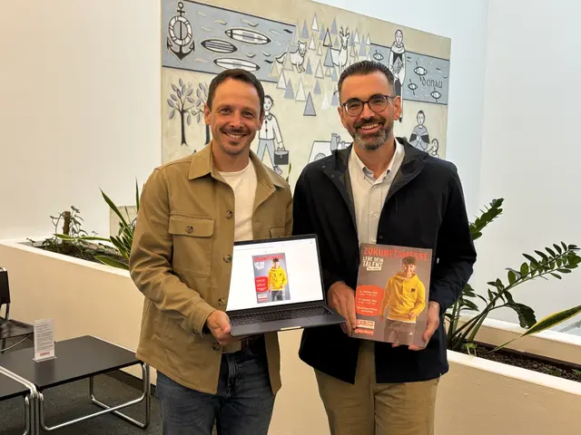 MeinBezirk Schärding Geschäftsstellenleiter Andreas Osterkorn und Wirtschaftskammer-Leiter Gabriel Gruber halten es schon in Händen. Am 8./9. Oktober 2026 liegt es auch in Ihrem Postkasten: Das Zukunftsmagazin 2026.  | Foto: MeinBezirk/Mühlbacher