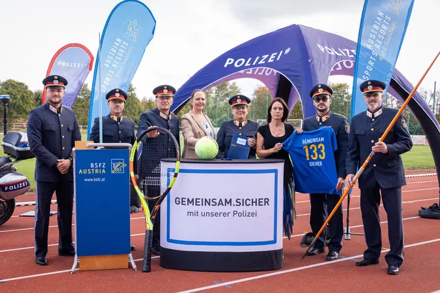 v.l.: Sicherheitskoordinator Dominik Laschober, Stv. Bezirkspolizeikommandant Andreas Cihlar, Landespolizeidirektor, Franz Popp, Management Team ÖLSZ Südstadt, Judith Draxler-Hutter, Bezirkspolizeikommandantin Gertraud Haselbacher, Geschäftsführerin des BSFZ-Südstadt, Noelle Schmolka-Kliment, 2. Stv Bezirkspolizeikommandant, Major Dejan Jankovic und Inspektionskommandant PI Maria Enzersdorf, Andreas Schattauer | Foto: LPD NÖ