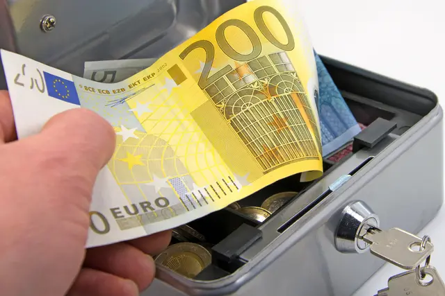 Das Geld der Kunden verwahrten der Angeklagte und sein Kollege in einer Handkassa. | Foto: smarterpix (Symbolbild)