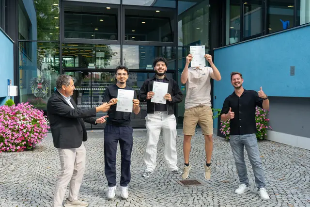 vlnr: Direktor Friedrich Hellmayr, Ferhan Yorgun, Kerim Özan, Lorenz Egger, Lehrer Matej Antolovic | Foto: BHAK/BHAS/Fachschule für Sozialberufe mit Pflegevorbereitung Schwaz