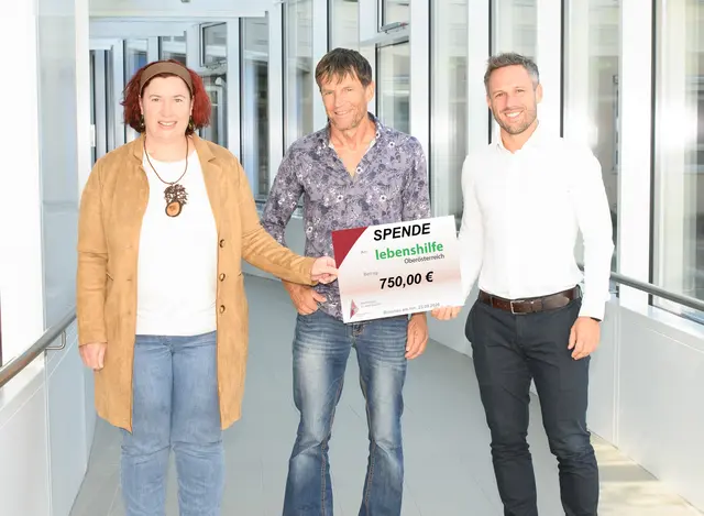 Maximilian Kraus (rechts, Verwaltungsdirektor am Krankenhaus St. Josef Braunau) und Sieglinde Staffl (Team Umwelt und Nachhaltigkeit) übergaben die Spende an Christoph Zelenka (Mitte), Obmann der Lebenshilfe Braunau. | Foto: Krankenhaus Braunau
