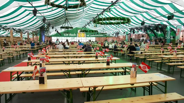 Neben drei Festzelten gibt es fünf Almen und das Wiesn Dorf mit rund 30 Ständen. | Foto: Andreas Pölzl/MeinBezirk