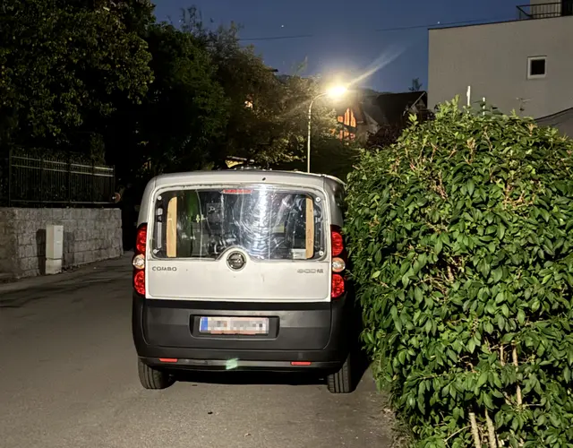 Standort: Lindaustraße, Kreuzung Mastaliergasse. Platziert ist es so, dass das Heck in Richtung Kindergarten Kaltenbach zeigt. Achtung: Hier sind nur 30 km/h erlaubt! | Foto: MeinBezirk/Gratzer