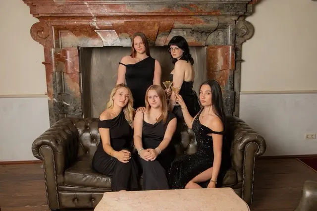 Das Ballkomitee 2026 der HLW Braunau (v.li.): Emelie Gartner, Katrin Binder, Lisa Dolesch, Christina Paluc und Hannah Kratzer | Foto: Markus Imann