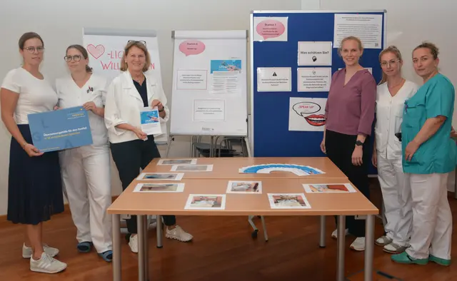 Der Aktionstag unter dem Motto „»Speak up!« am Klinikstandort Korneuburg: v.l.n.r. 
Qualitätsmanagerin Martina Hammerl, BSc, MA, Stationsleiterin DGKP Nina Nemec, 
Pflegedirektorin Silvia Hickelsberger, MSc, MBA, Risikomanagerin Anna Berghold-Sissolak, 
DGKP Julia Pinczker, Pflegeassistentin Edina Kucevic  | Foto: Landesklinikum Korneuburg-Stockerau-Hollabrunn 