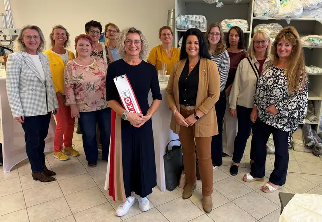 Betriebsbesuch bei der Putzerei ALLRAM: Die Teilnehmerinnen von „Business Insights" erhielten exklusive Einblicke in den Betrieb von Elisabeth Allram (vorne li). | Foto: zVg