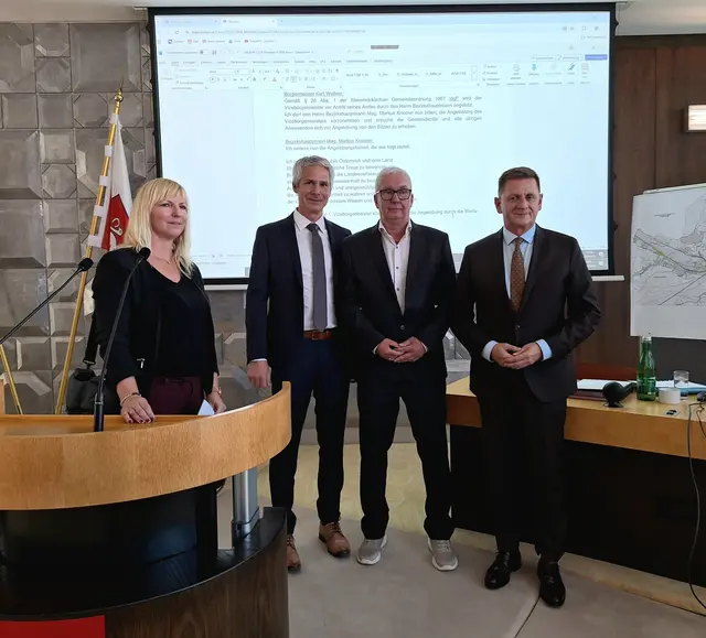Bürgermeister Kurt Wallner (rechts), Bezirkshauptmann Markus Kraxner (2. von links) und Daniela Götzfried (links) von der Bezirkshauptmannschaft Leoben nach der Angelobung des ersten Vizebürgermeisters Klaus Gössmann (2. von rechts) | Foto: leopress