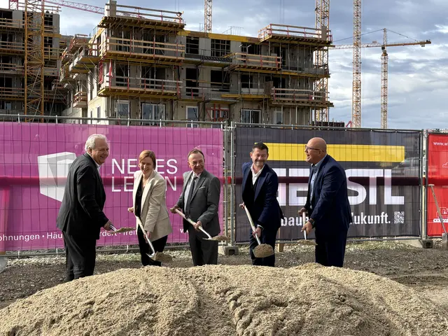 Michael Gehbauer (WBV-GPA), Stadträtin Elke Hanel-Torsch, Bezirksvorsteher Gerald Bischof, Gregor Puscher (wohnfonds_wien) und Siegfried Igler (Neues Leben) | Foto: Marlene Graupner/MeinBezirk