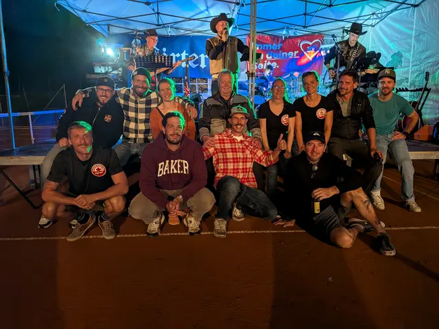 Gelungener Open-Air-Abend in Bodensdorf: Andrew Hill von den Canadian Sports Bar begrüßte die Jungs der Band "Unbranded". | Foto: Privat