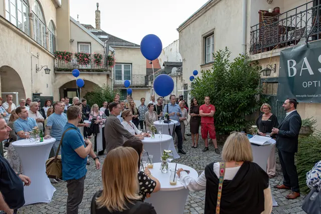 Gefeiert wurde mit Wegbegleitern, Mitarbeitern und jenen, die das projekt begleitet haben.  | Foto: Fotobäckerei/Kipferl und Sommer
