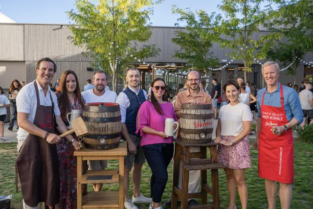 Für den offiziellen Start sorgten Julius Kiennast und Alexander Kiennast, die das Fest mit einem zünftigen Bieranstich eröffneten. | Foto: Kiennast