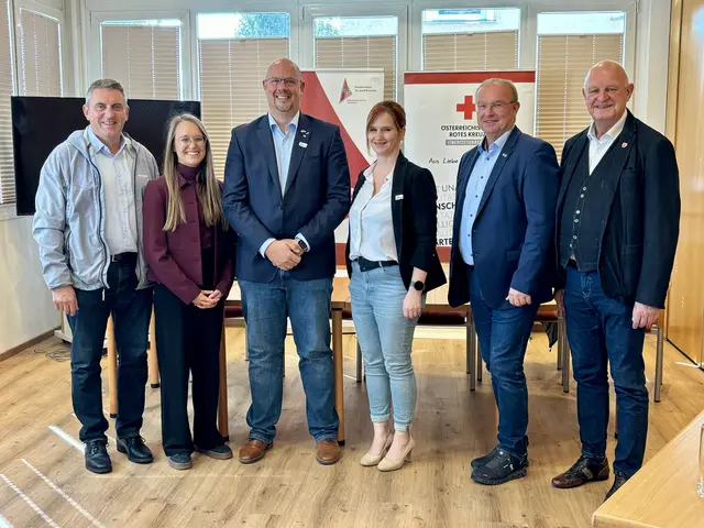 Die Teilnehmer am Pressegespräch vor dem Flashmob (von links): Martin Koppmann (Landrat Rottal-Inn), Studienrätin Janina Bartsch (Initiatorin, Tassilo Gymnasium Simbach), Primar Florian Neuhierl (Leiter der Anästhesie am Krankenhaus St. Josef Braunau, Initiator und Veranstalter), Daniela Renker (Bezirksgeschäftsleiterin Braunau, OÖ. Rotes Kreuz), Braunaus Bürgermeister Johannes Waidbacher und Simbachs Bürgermeister Klaus Schmid. | Foto: MeinBezirk/Ebner