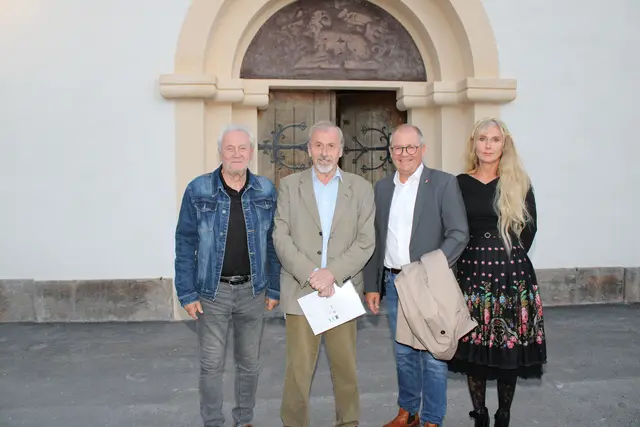 Felix Brunner, Ernst Lasnik, Bernd Osprian und Evelyne Oswald vor der Kirche | Foto: René Lederer
