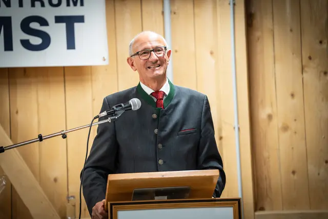 „Mit dem neuen Wirtschafts- und Versuchsgebäude am Gutshof der LLA Imst investieren wir in die Zukunft junger Menschen und damit auch in die Zukunft unseres Landes. Wer Landwirtschaft in Tirol erfolgreich weiterentwickeln will, braucht bestens ausgebildete Fachkräfte, moderne Infrastruktur und den Mut, neue Wege zu gehen", meint Landeshauptmann Mattle. | Foto: Günter Richard Wett