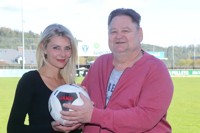 Michaela Plattner vom ASK Köflach arbeitet, unterstützt von der „Köflacher Stadtführung“ mit Gerhard Kampus, die Geschichte des Fußballvereines der Thermen- und Lipizzanerstadt auf. | Foto: FOTO KOREN