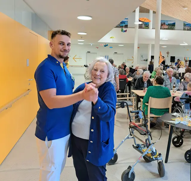 Das Tanzbein schwangen Pflegeassistent Marcel Schmid und Bewohnerin Elfriede Motycka. | Foto: PBZ Korneuburg