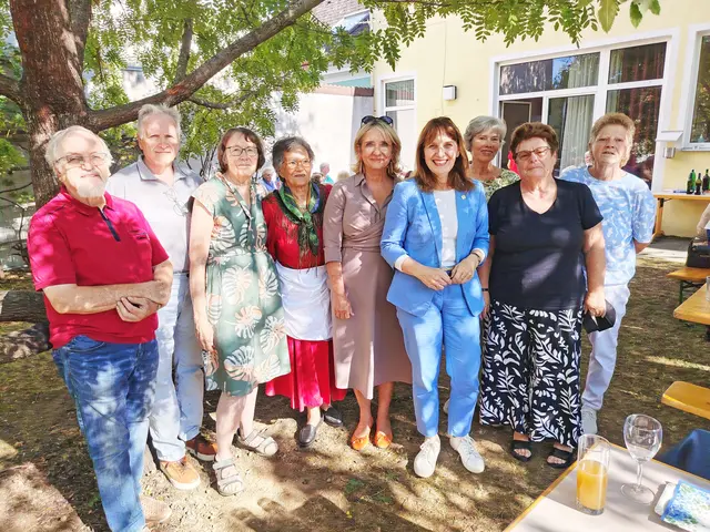 Das Team des Seniorenheurigens Herzjesu mit Gemeinderätin Claudia Schwarz (rechts), Bürgermeisterin Silvia Drechsler, Gemeinderätin Roswitha Zieger (4. &amp; 5. von rechts) und Gemeinderat Wolfgang Loibl (2. von links). | Foto: Bernhard Garaus