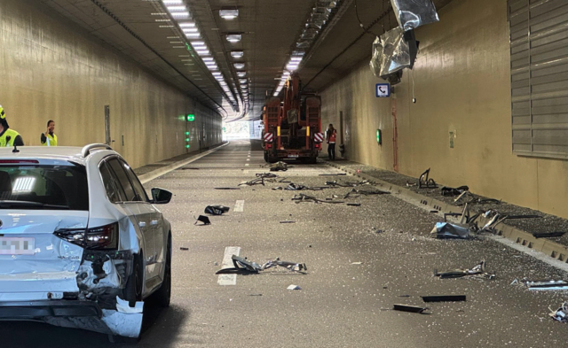 Ein mit einem Bagger beladener LKW verursachte Schäden an der Tunneldecken-Infrastruktur im Tunnel Lest. | Foto: FF Kefermarkt