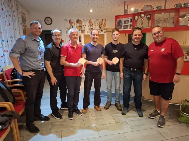 Bürgermeister Thomas Altof gratulierte persönlich zum Jubiläum. | Foto: Altof