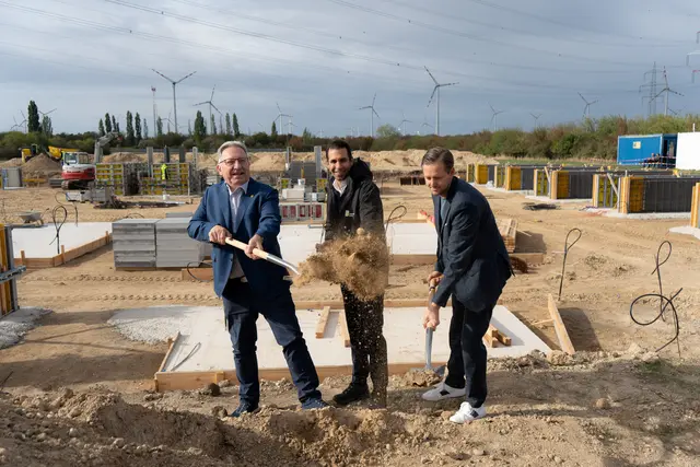 Spatenstich in Nickelsdorf: (v.l.) Gerhard Zapfl, Stephan Sharma und Michael Weixelbraun | Foto: Burgenland Energie AG