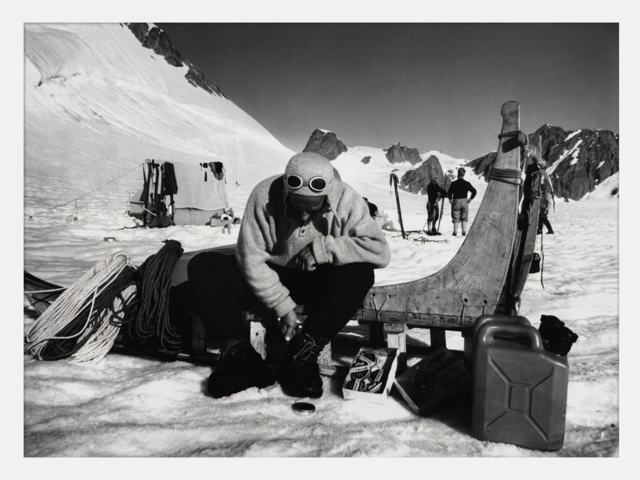 Schon um 1960 waren bei AKG gefertigte Kanister unterwegs: Das historische Expeditionsfoto zeigt, wie weit die Produkte aus Wildon bereits damals über die Region hinaus gelangten. | Foto: AKG