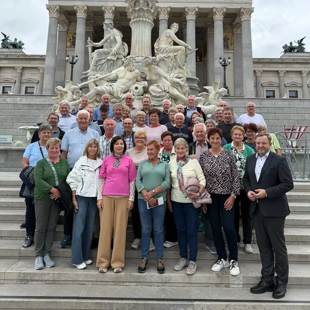 Landesgeschäftsführer Franz Ebner (r.) gemeinsam mit der Ortsgruppe Julbach – an der Spitze Obfrau Johanna Wimmer (1. Reihe 2. v. r.) – vor dem Parlament in Wien. | Foto: OÖ Seniorenbund