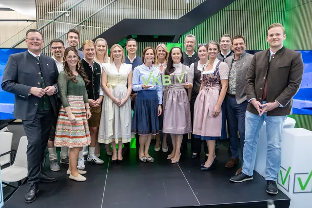Das Team des VKB Kompetenzzentrums freut sich über die modernen Räumlichkeiten. | Foto: cityfoto.at/Roland Pelzl