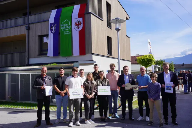 Große Freude bei den neuen Eigentümern sowie bei Tiroler Wohnbau-GF Walter Soier (re.). Bgm. Josef Singer und LHstv. Philip Wohlgemuth. | Foto: AMG