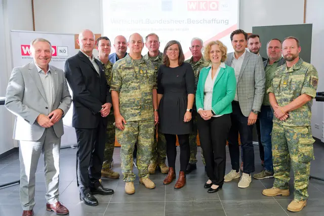 Waidhofens Bürgermeister Josef Ramharter, Claus Zeppelzauer (ecoplus), Gerald Bstieler (Liechtensteinkaserne Allentsteig), Alexander Vogl (WKNÖ-Bezirksstellenleiter), NÖ Militärkommandant Georg Härtinger, Herbert Gaugusch (Kommandant Kuenringer-Kaserne Weitra), WKNÖ-Bezirksstellenobfrau Marlene Lauter, Konstantin Oberleitner (Kommandant TÜPL Allentsteig), Alexandra Hagmann-Mille (WKNÖ), Bundesrat Sebastian Stark, Roman Lahner (MSZ), Johannes Salesny (BMLV) und Alexander Hainböck (Kommandant Radetzky-Kaserne Horn). | Foto: Gerhard Schiegl
