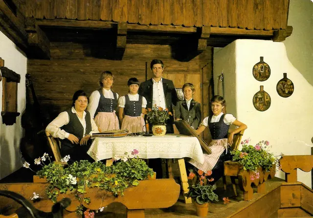Hausmusik Stiegler: Gerda und Walter Stiegler mit ihren Kindern Elisabeth, Michaela, Christina und Daniel.  | Foto: Sammlung Daniel Stiegler