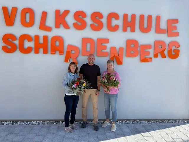Bürgermeister Stefan Krennbauer dankte im Namen der Gemeinde Direktorin Silvia Kesselring und Schulwartin Gertrude Glas (re.). | Foto: Gemeinde Schardenberg