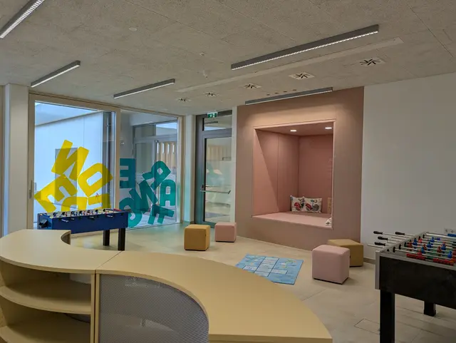 Eine Seite der Aula der neuen Volksschule Schardenberg.