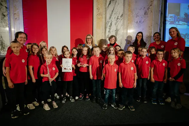Die Schüler der ersten und zweiten Klasse der Volksschule Langau mit ihren Lehrkräften sowie Staatssekretärin Ulrike Königsberger-Ludwig. | Foto: bmasgpk_aut