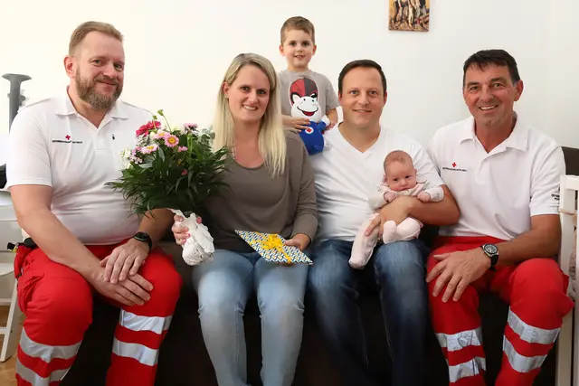 Das Rettungssanitäter-Team vom Roten Kreuz Weyer gratulierte den frisch gebackenen Eltern zur Geburt von Sophia. | Foto: OÖRK/Stephan Schönberger