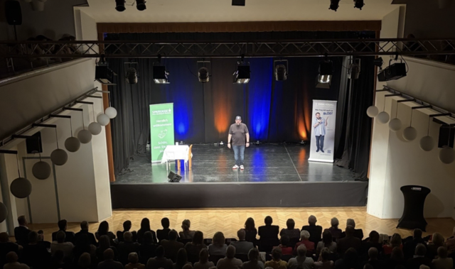 Die "Sparkasse Horn-Ravelsbach-Kirchberg AG" lud ihre Kunden zu einem unterhaltsamen Kabarettabend mit Michael Bauer alias „Heidelbeerhugo“ ein. | Foto: Sparkasse
