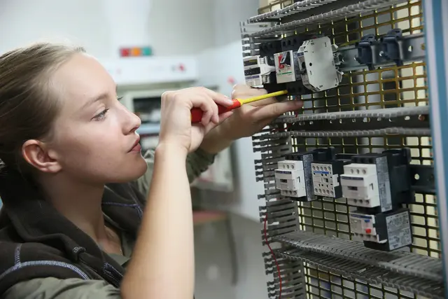 Lehrlinge in den Bereichen Elektrotechnik, Metalltechnik und Mechatronik sind am Arbeitsmarkt aktuell besonders gefragt. | Foto: Smarterpix/Goodluz