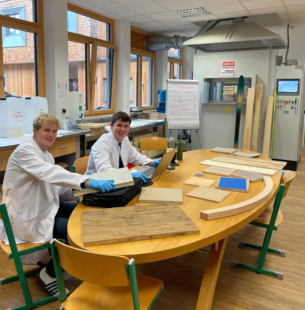 In der HTL für Wirtschaftsingenieure/Holztechnik stehen die Schwerpunkte Smart Production &amp; Innovation sowie Holzbautechnik zur Auswahl. | Foto: Holztechnikum Kuchl