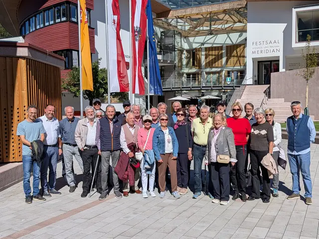 Die Alt-Bürgermeister und ihren Begleiterinnen mit Ex-Bezirkshauptmann Michael Berger, Bgm. Walter Astner und Organisator Ernst Schwaiger auf dem neuen Fieberbrunner Dorfplatz