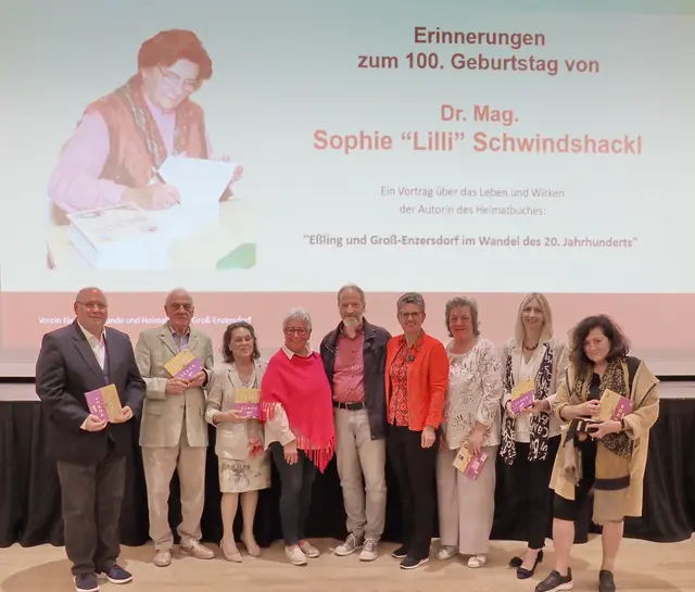Mitwirkende und Gäste teilten beim Erinnerungsabend anlässlich des 100. Geburtstages von Sophie Schwindshackl im Stadtsaal Groß-Enzersdorf gemeinsame Erinnerungen. | Foto: Herbert Slad